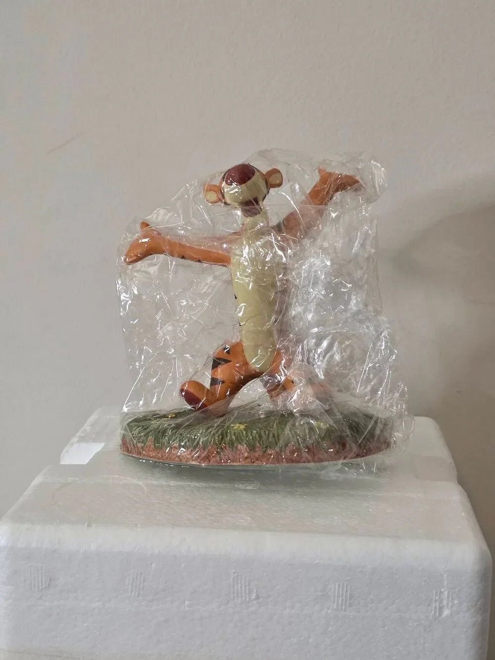 Winnie The Pooh And Friends Figurines Tigger Congratulations To You-Hoo-Hoo NIB